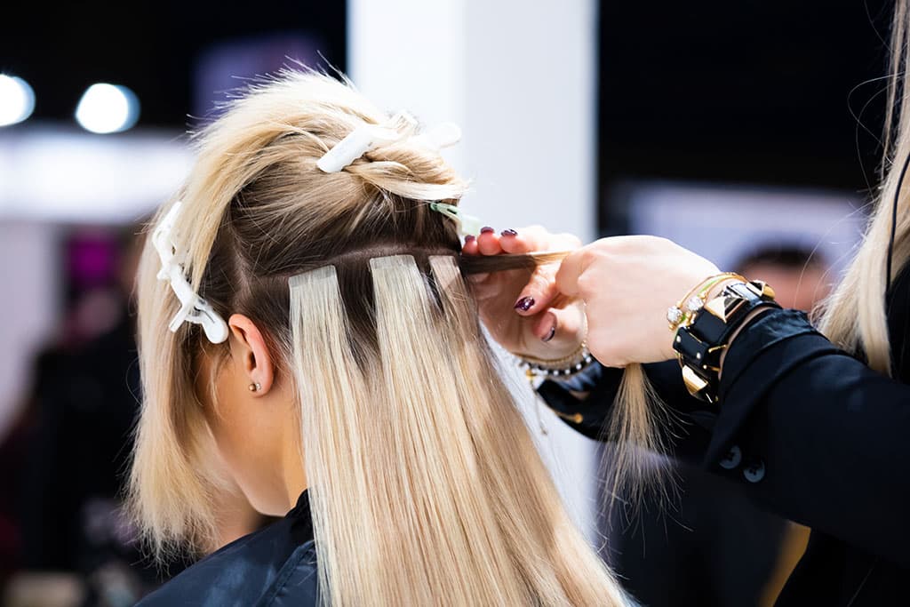 Luxuriöse Haarverlängerung: Tape Extensions für glamourösen Schwung