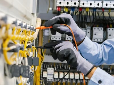 Welche Prüfkriterien gelten bei der Prüfung elektrischer Anlagen?
