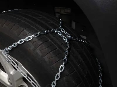 Laufflächen Schneeketten: Welche Modelle bieten Selbstspannung und Felgenschutz?