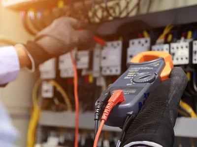 Wie die UVV Prüfung nach DGUV V3 Arbeitsunfälle verhindert
