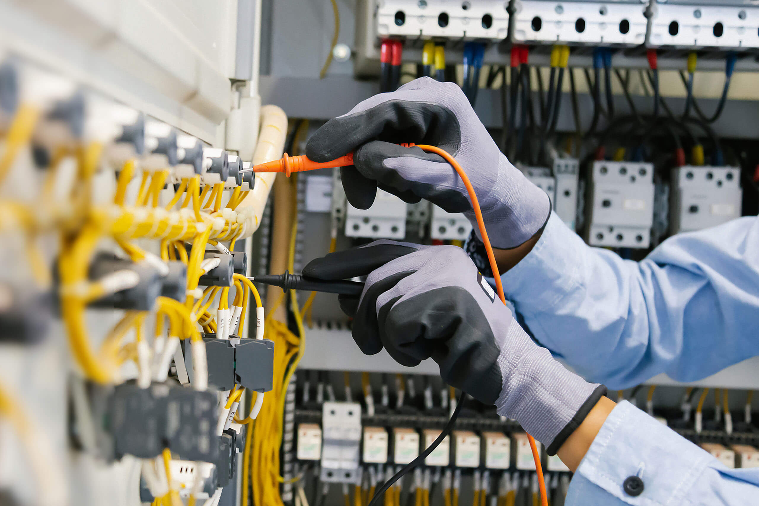 Welche Prüfkriterien gelten bei der Prüfung elektrischer Anlagen?