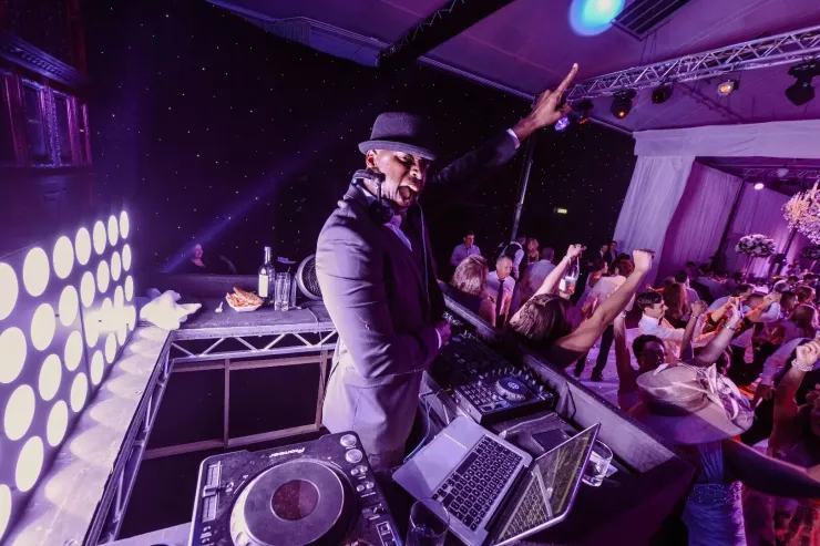 Wie Sie mit Ihrem DJ Hochzeit die perfekte Atmosphäre schaffen