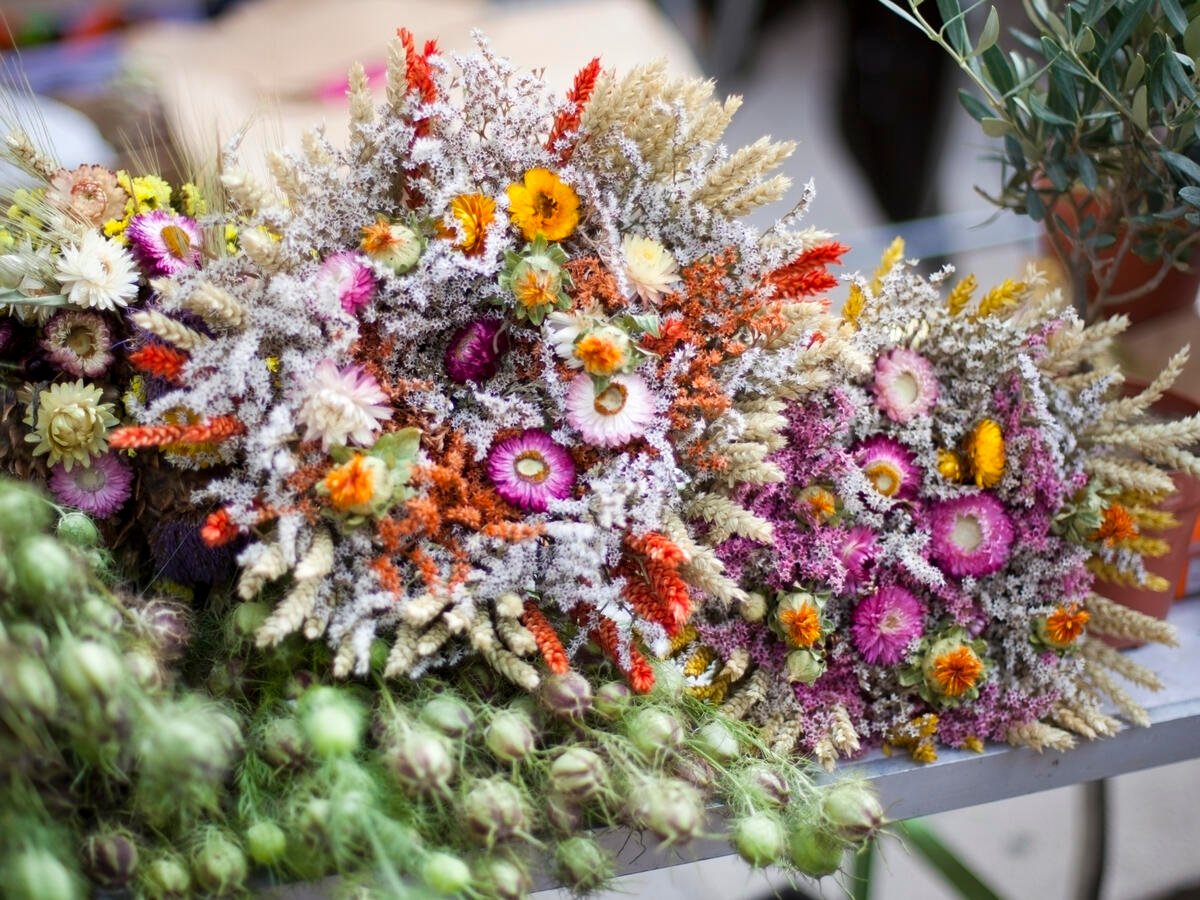 Ewige Eleganz: Die Kunst und das Handwerk von getrockneten Blumenarrangements