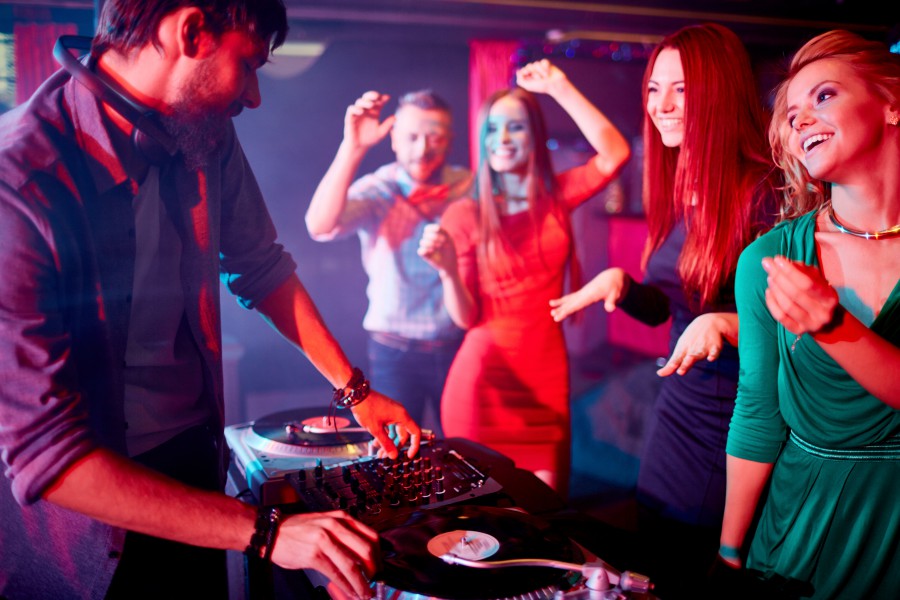 Der ultimative Leitfaden zur Beauftragung eines Hochzeits-DJs: So wird Ihre Feier unvergesslich